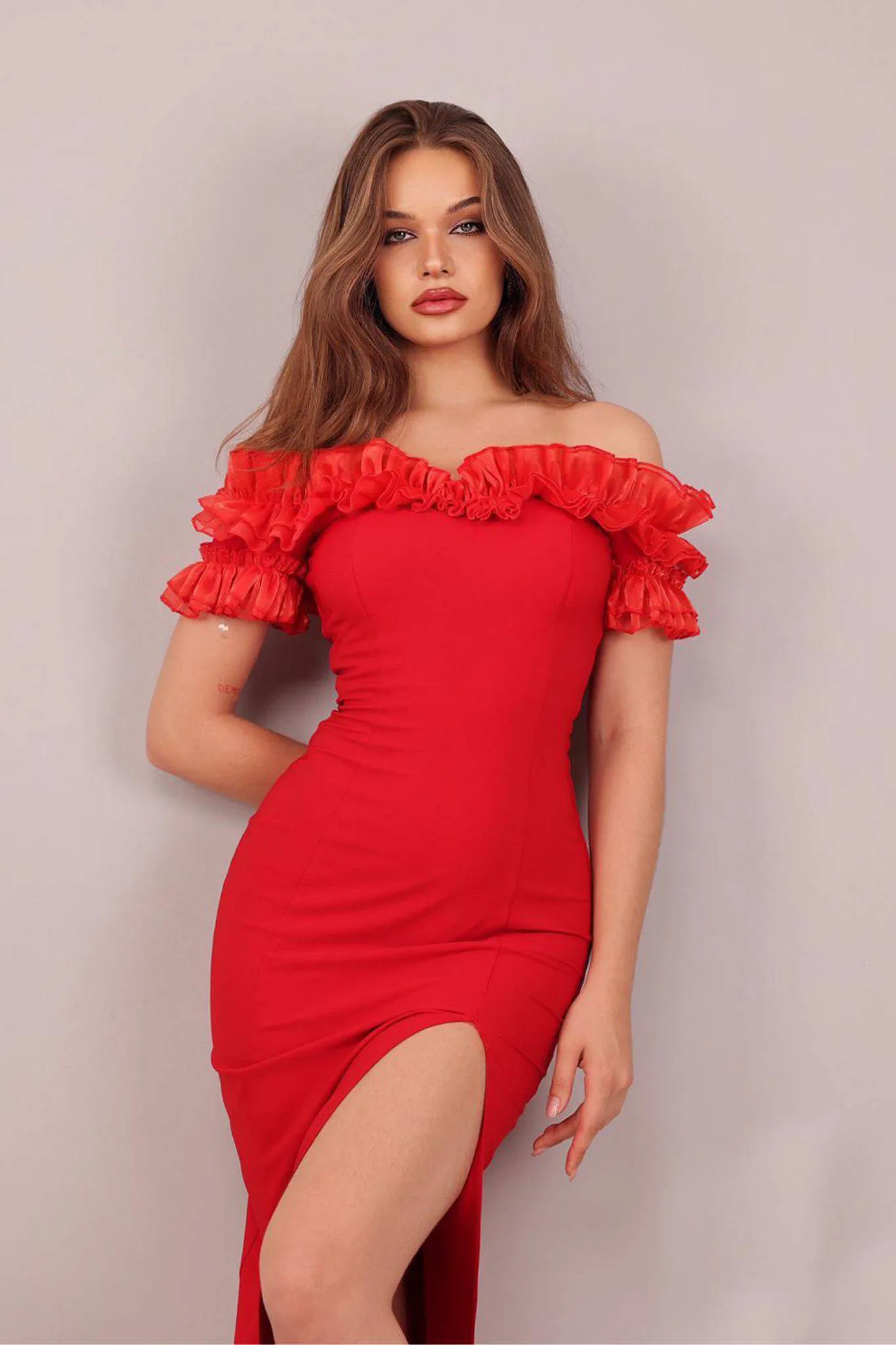 Abito aderente lunghezza midi rosso con scollo a barchetta rifinito da volants in organza