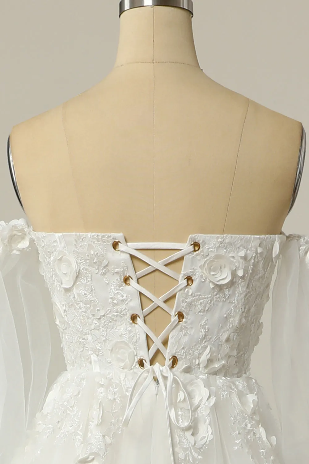 Abito da sposa in avorio con maniche lunghe a righe