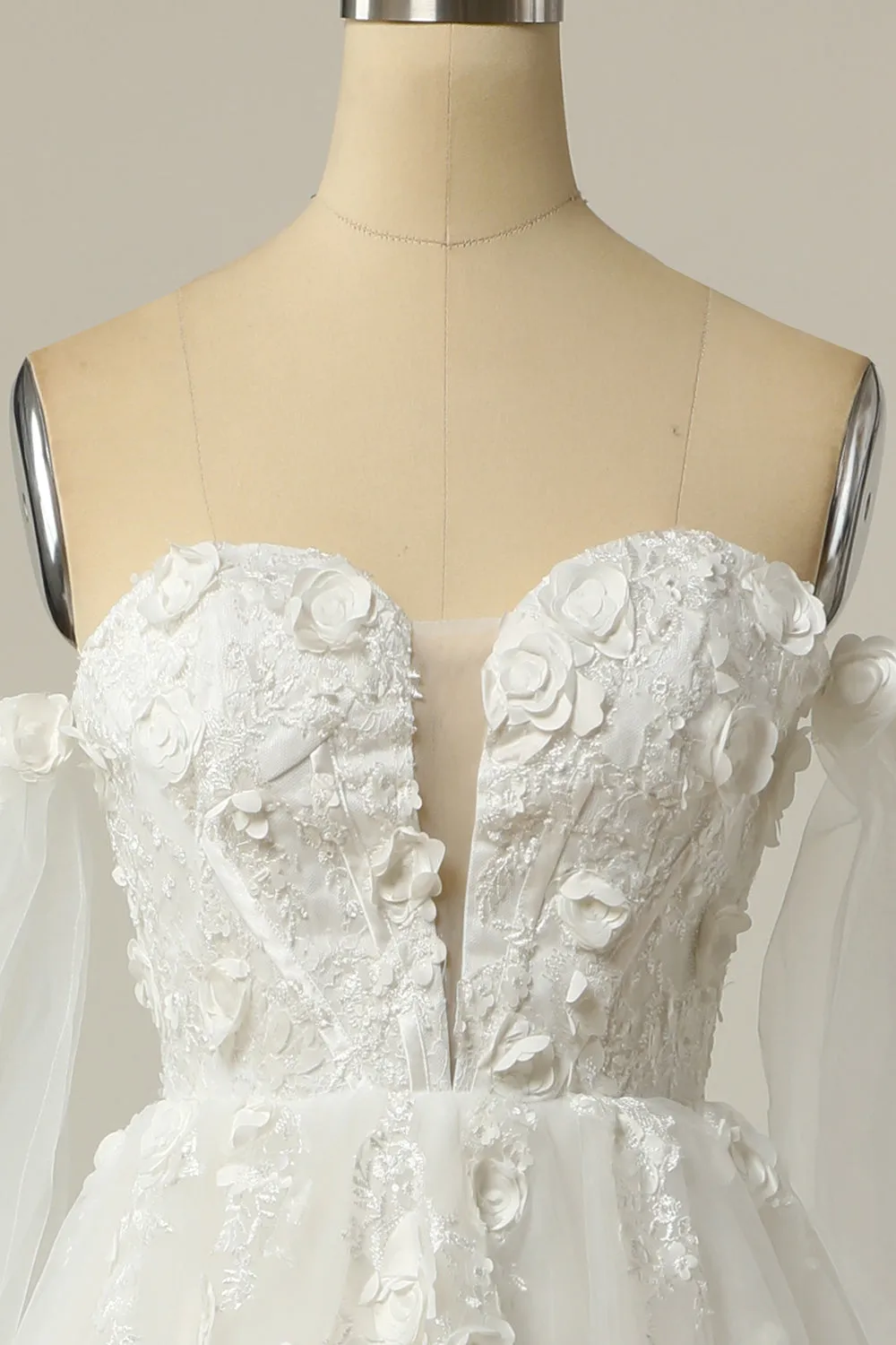 Abito da sposa in avorio con maniche lunghe a righe