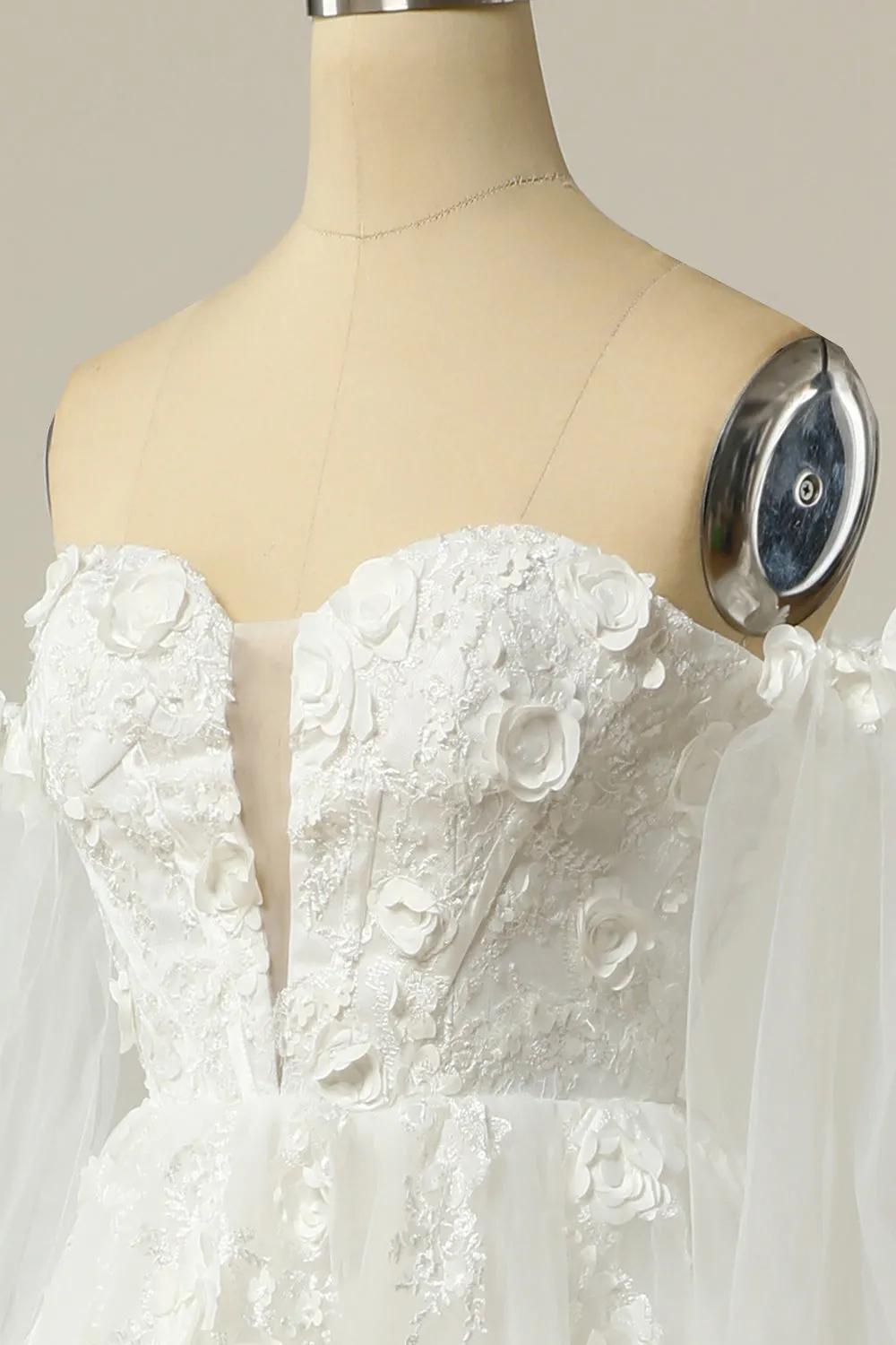 Abito da sposa in avorio con maniche lunghe a righe