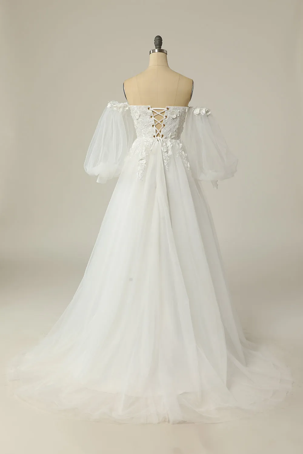 Abito da sposa in avorio con maniche lunghe a righe