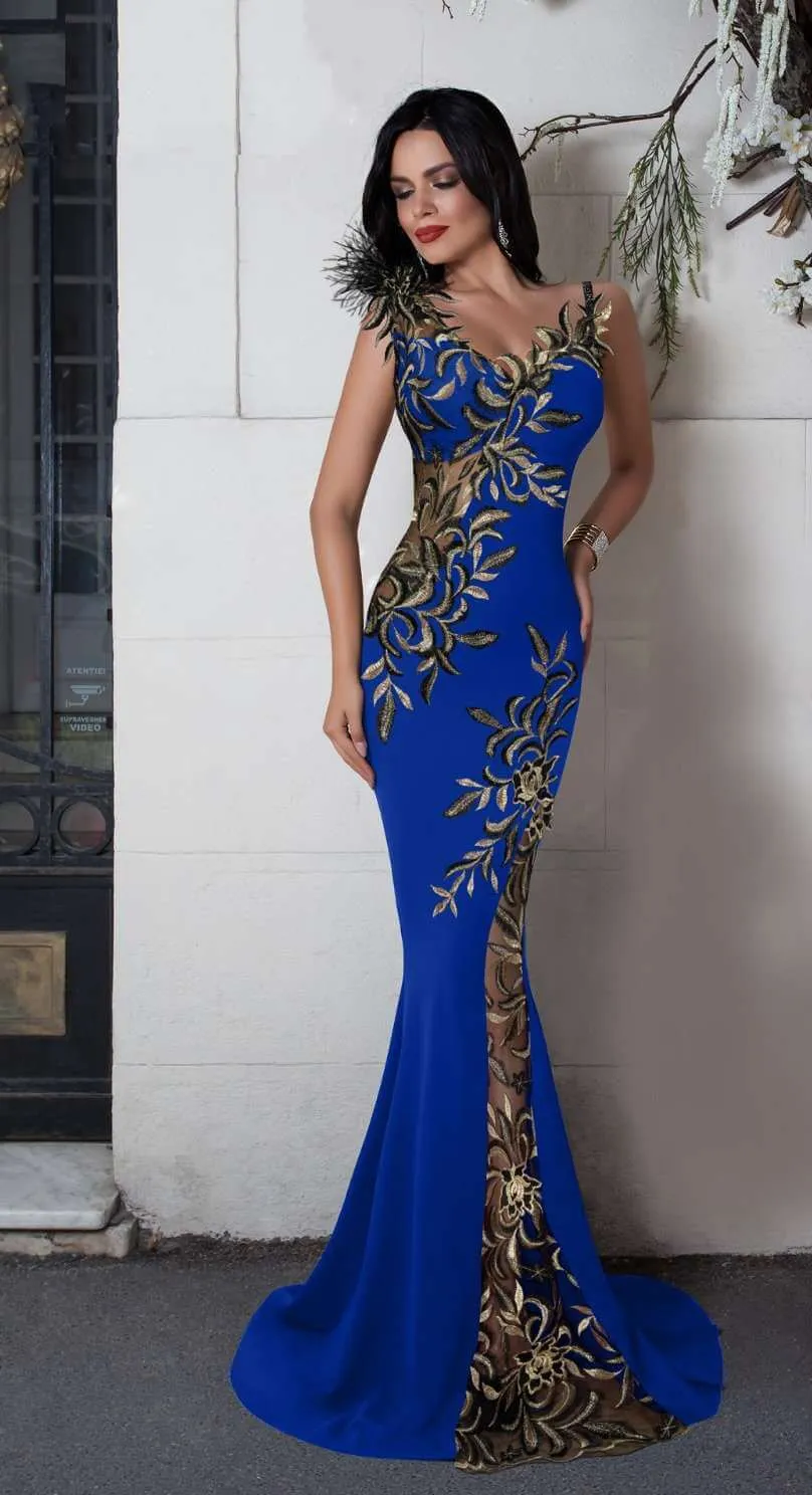 Abito lungo a sirena blu elettrico Chanttal con inserto in tulle ricamato e piume decorative