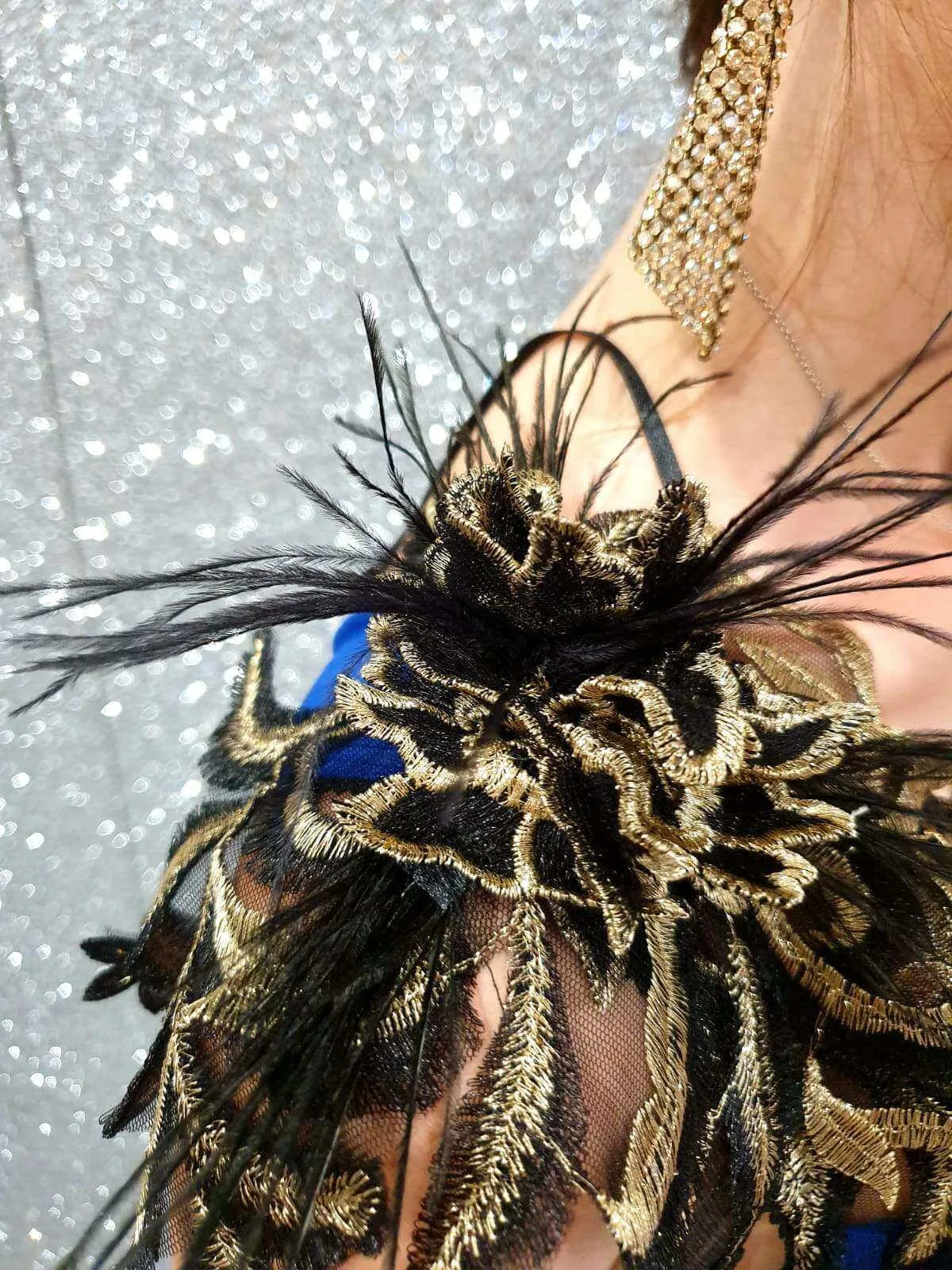 Abito lungo a sirena blu elettrico Chanttal con inserto in tulle ricamato e piume decorative