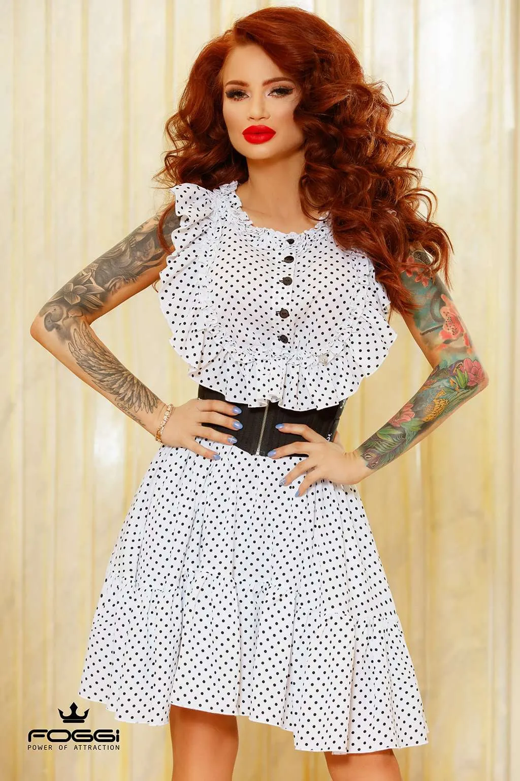 Abito svasato bianco Foggi fantasia a pois neri con cintura nera a fasce e rifinito a volants - Moda Mania