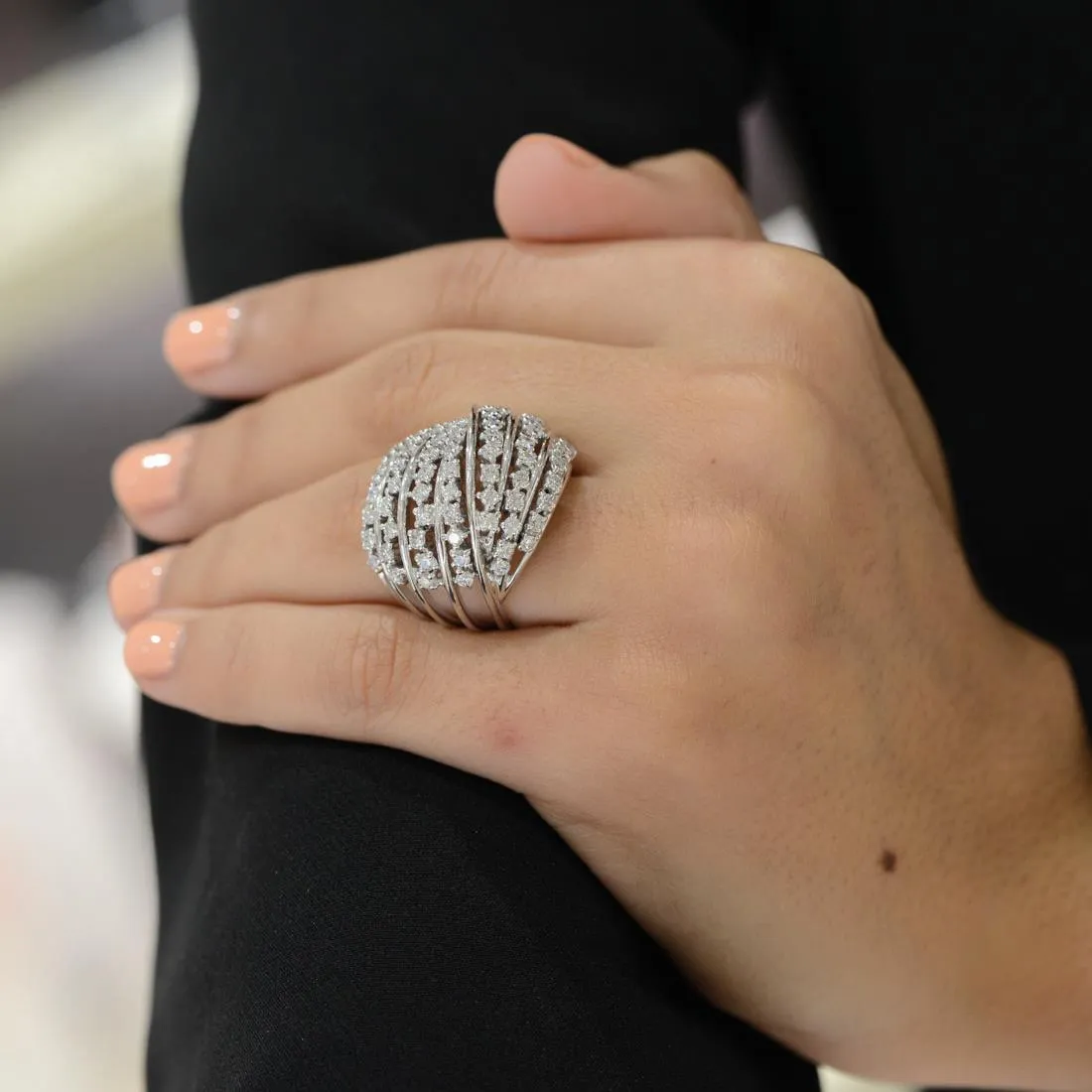 Anello design in oro bianco con diamanti