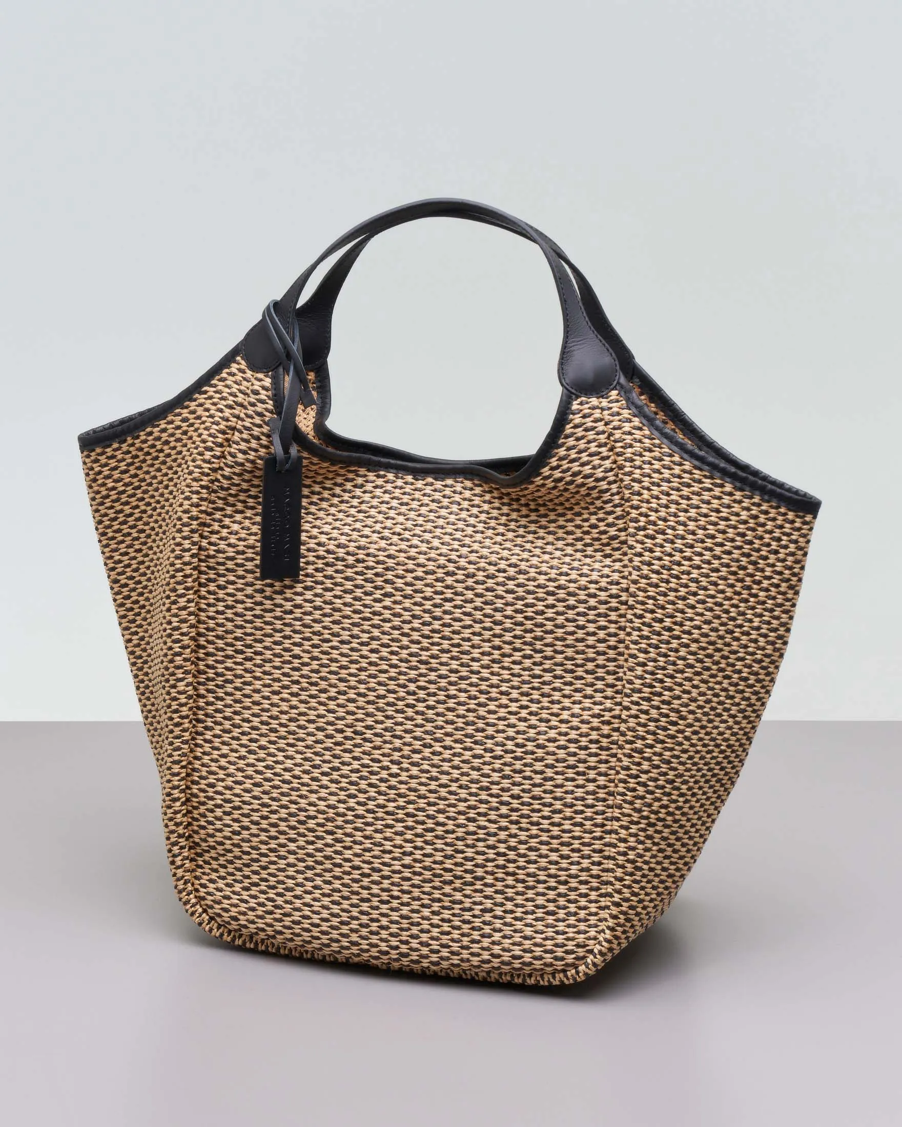 Borsa a spalla in raffia color paglia e nera con profili in pelle nera