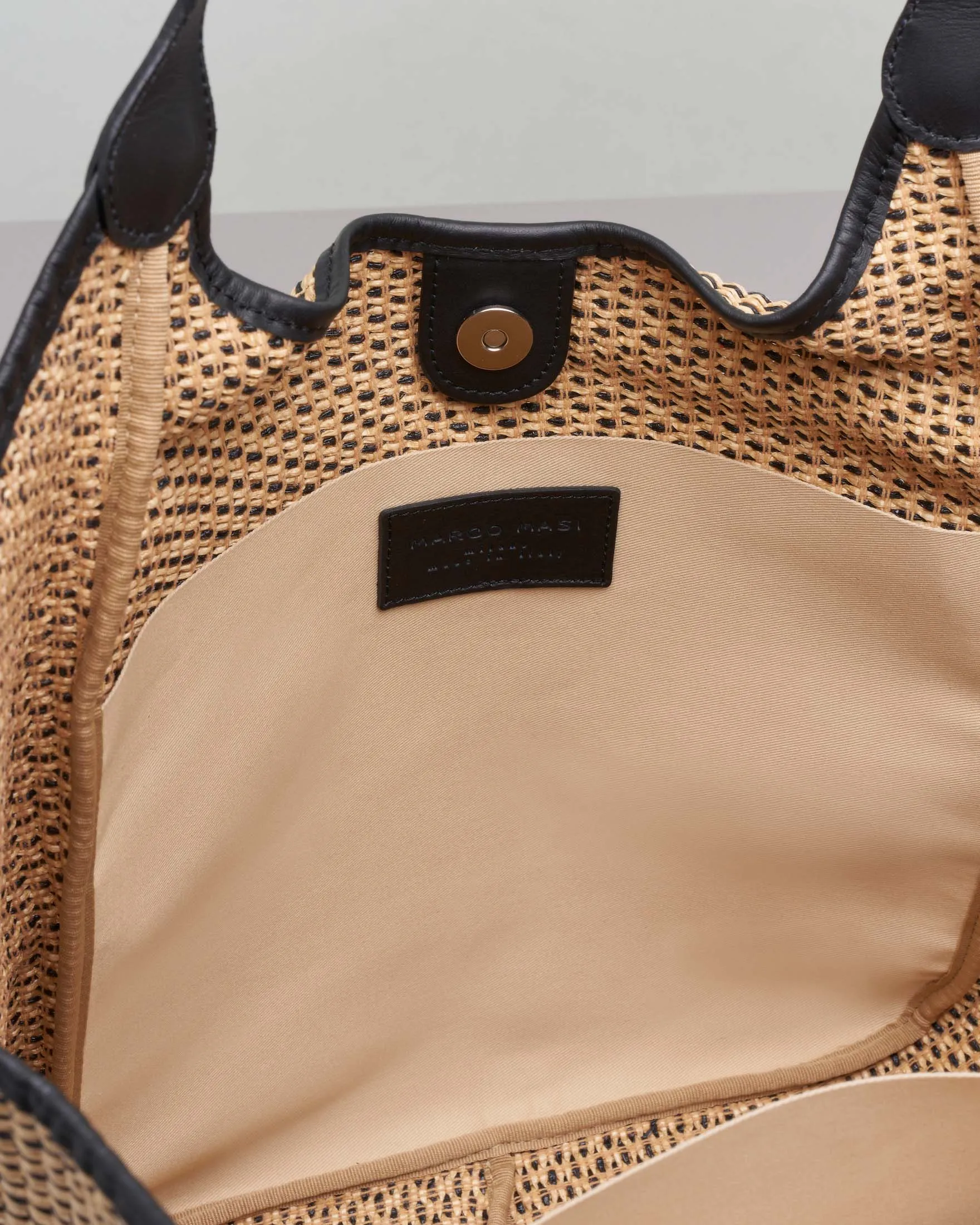 Borsa a spalla in raffia color paglia e nera con profili in pelle nera