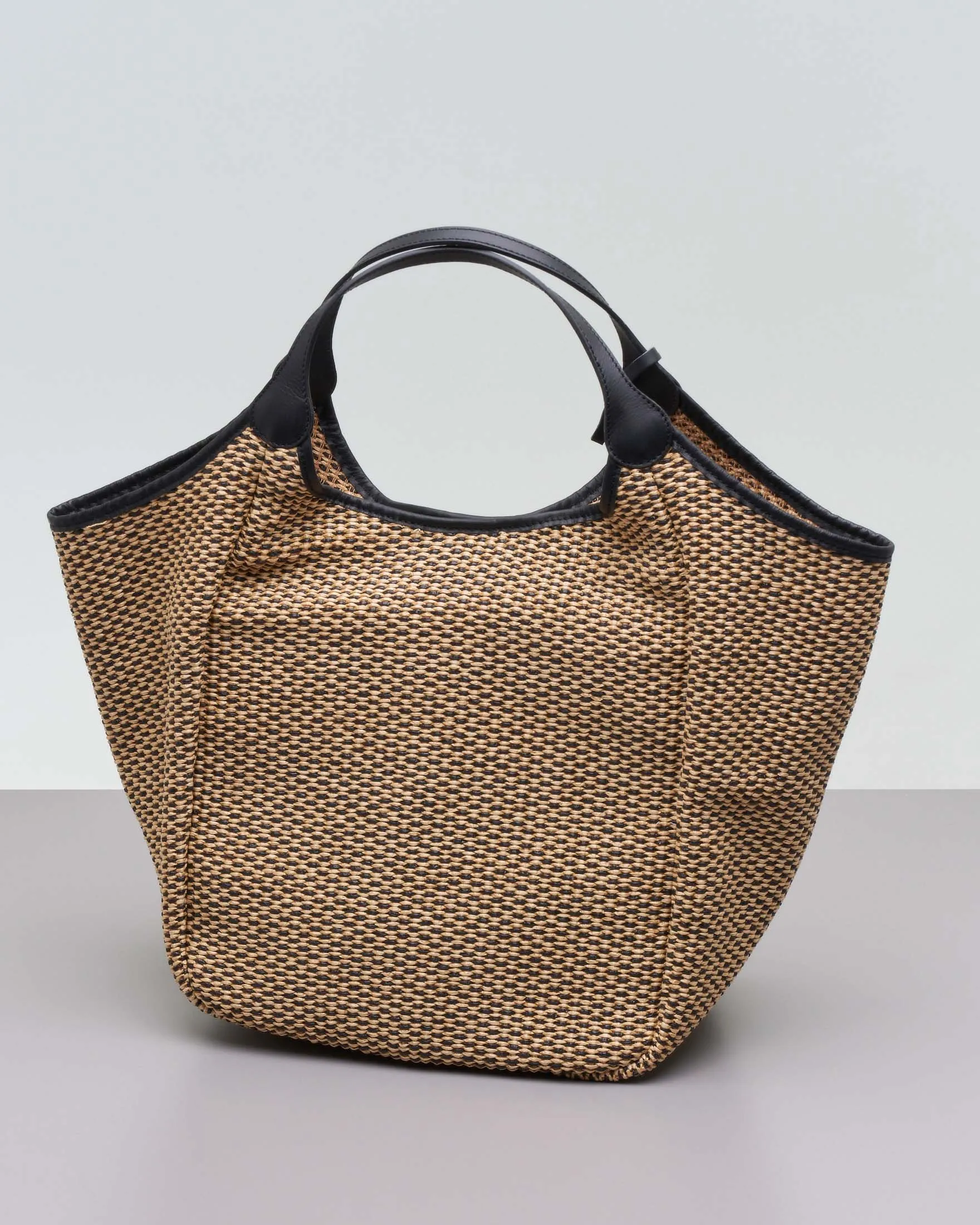 Borsa a spalla in raffia color paglia e nera con profili in pelle nera