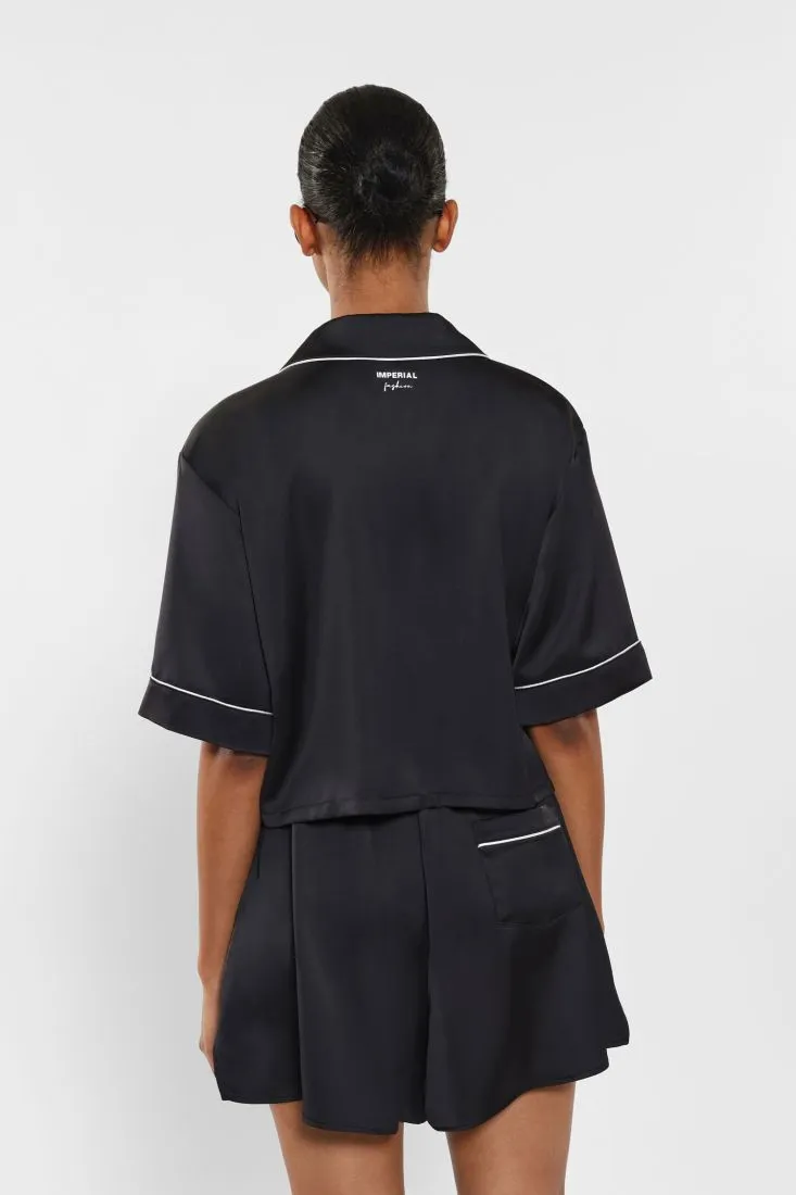 Camicia cropped con rever classici e orli a contrasto