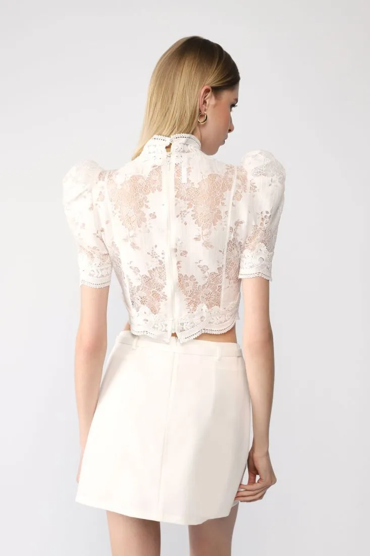 Camicia cropped effetto pizzo con maniche a sbuffo