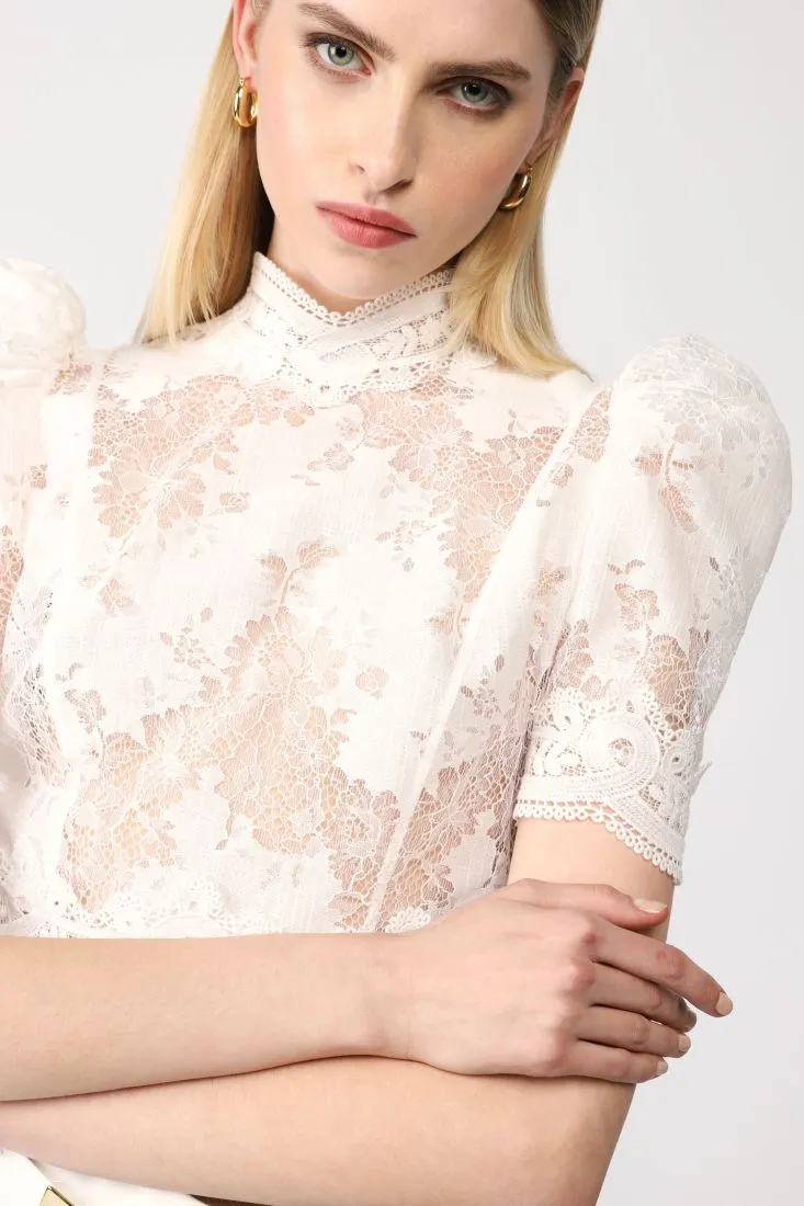 Camicia cropped effetto pizzo con maniche a sbuffo