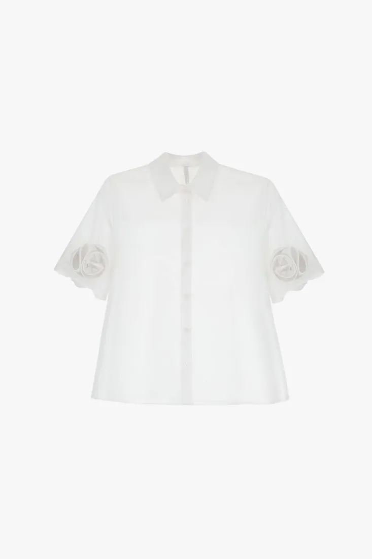 Camicia in puro cotone con fiori applicati sulle maniche