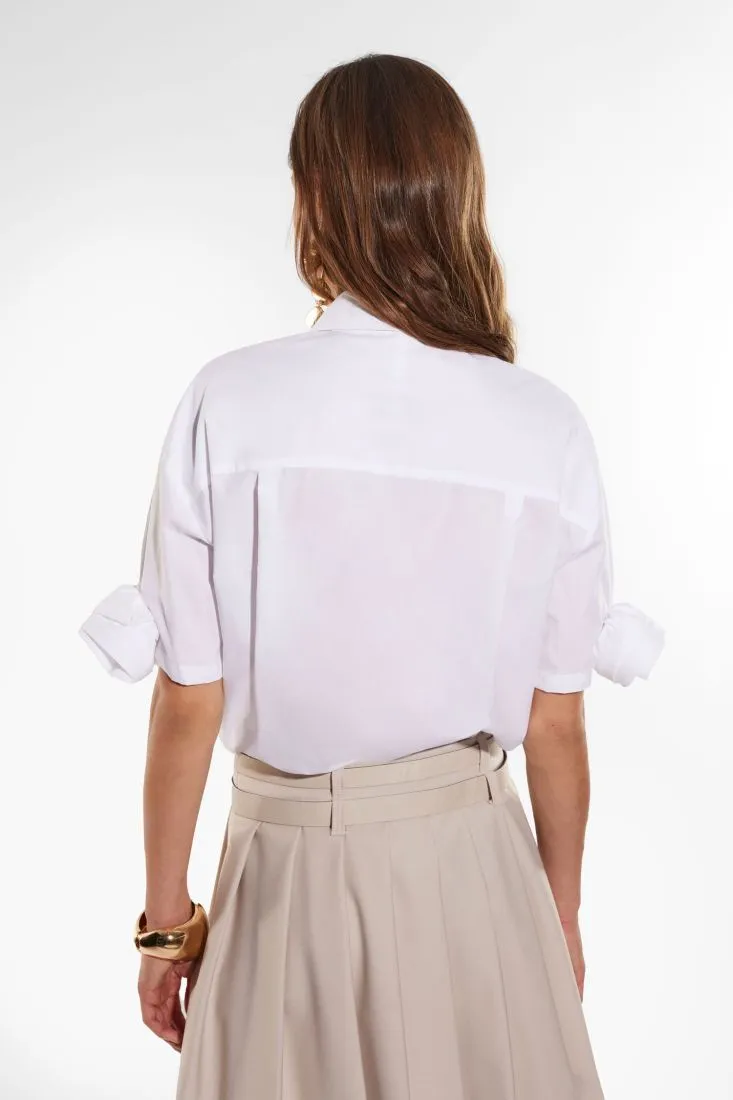 Camicia in puro cotone con fiori applicati sulle maniche