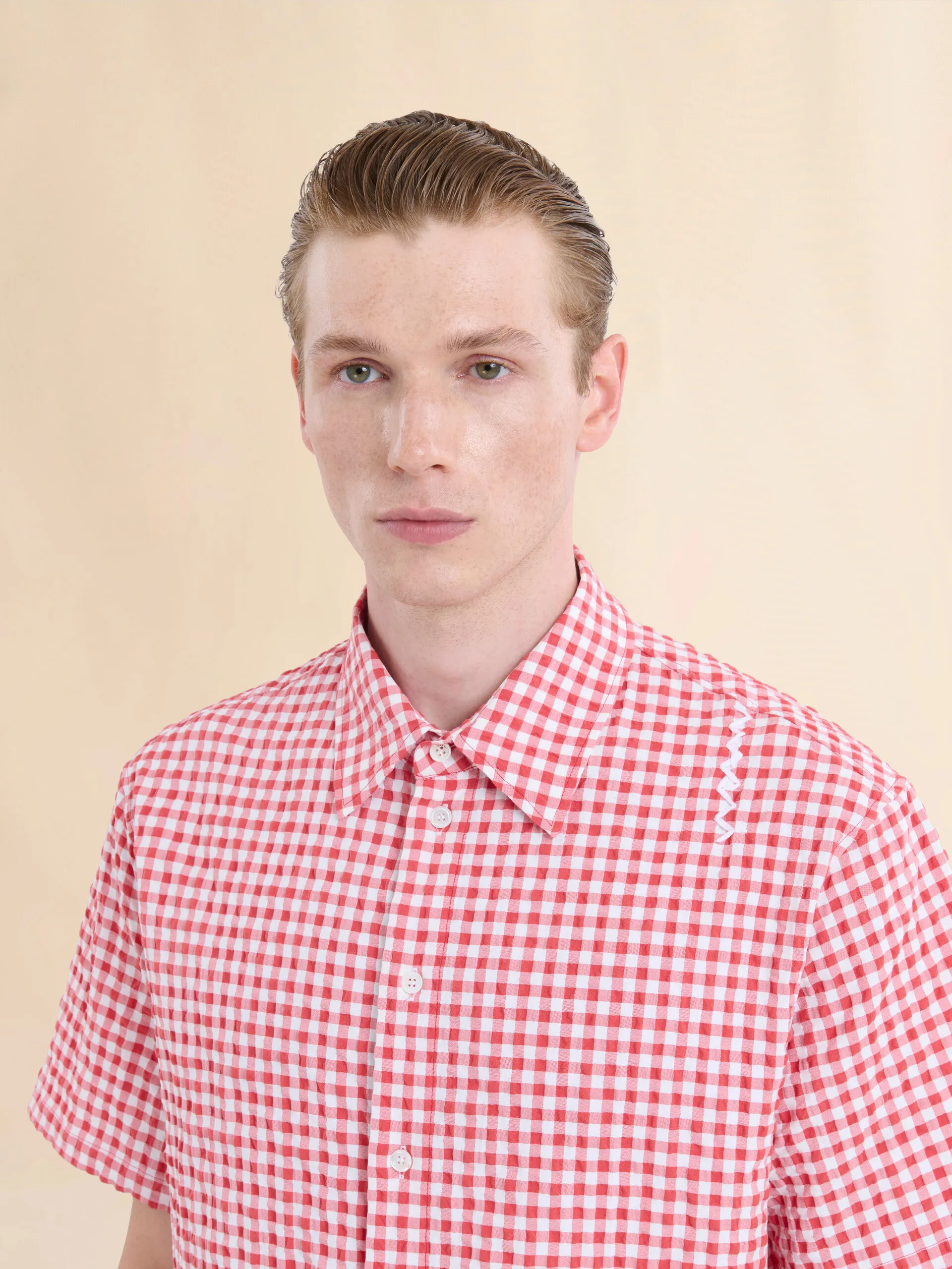 Camicia in seersucker a quadretti bianchi e rossi