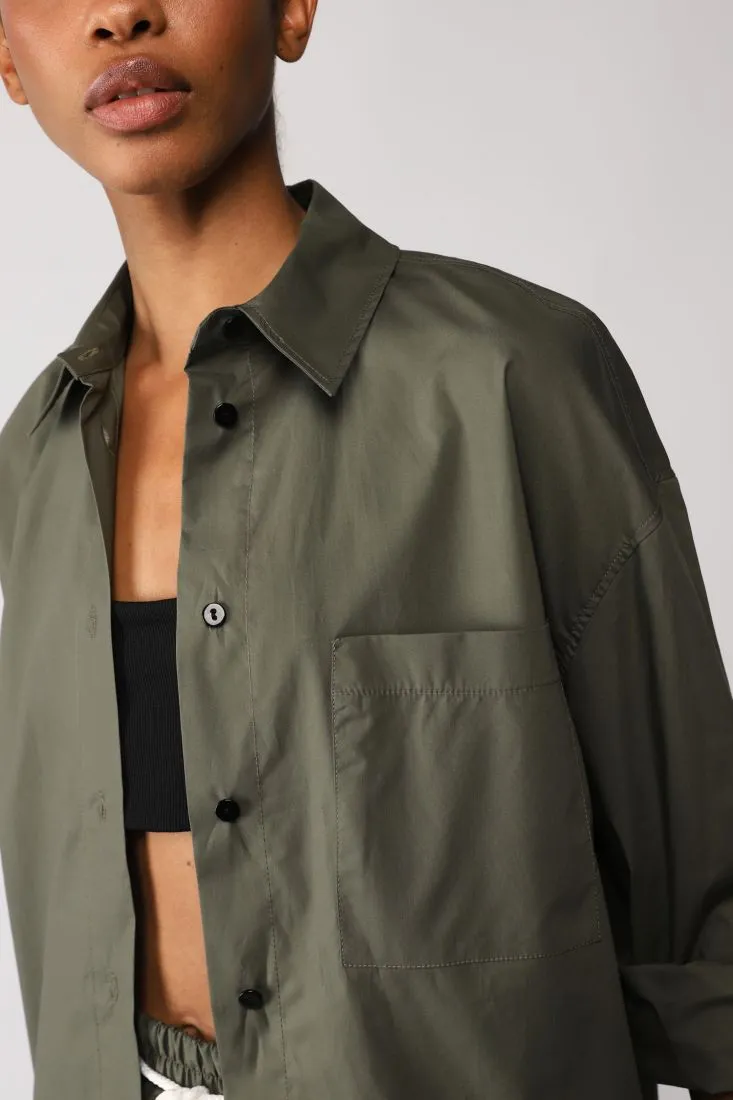 Camicia monocolour con colletto classico e taschino applicato