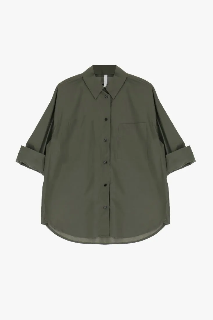 Camicia monocolour con colletto classico e taschino applicato