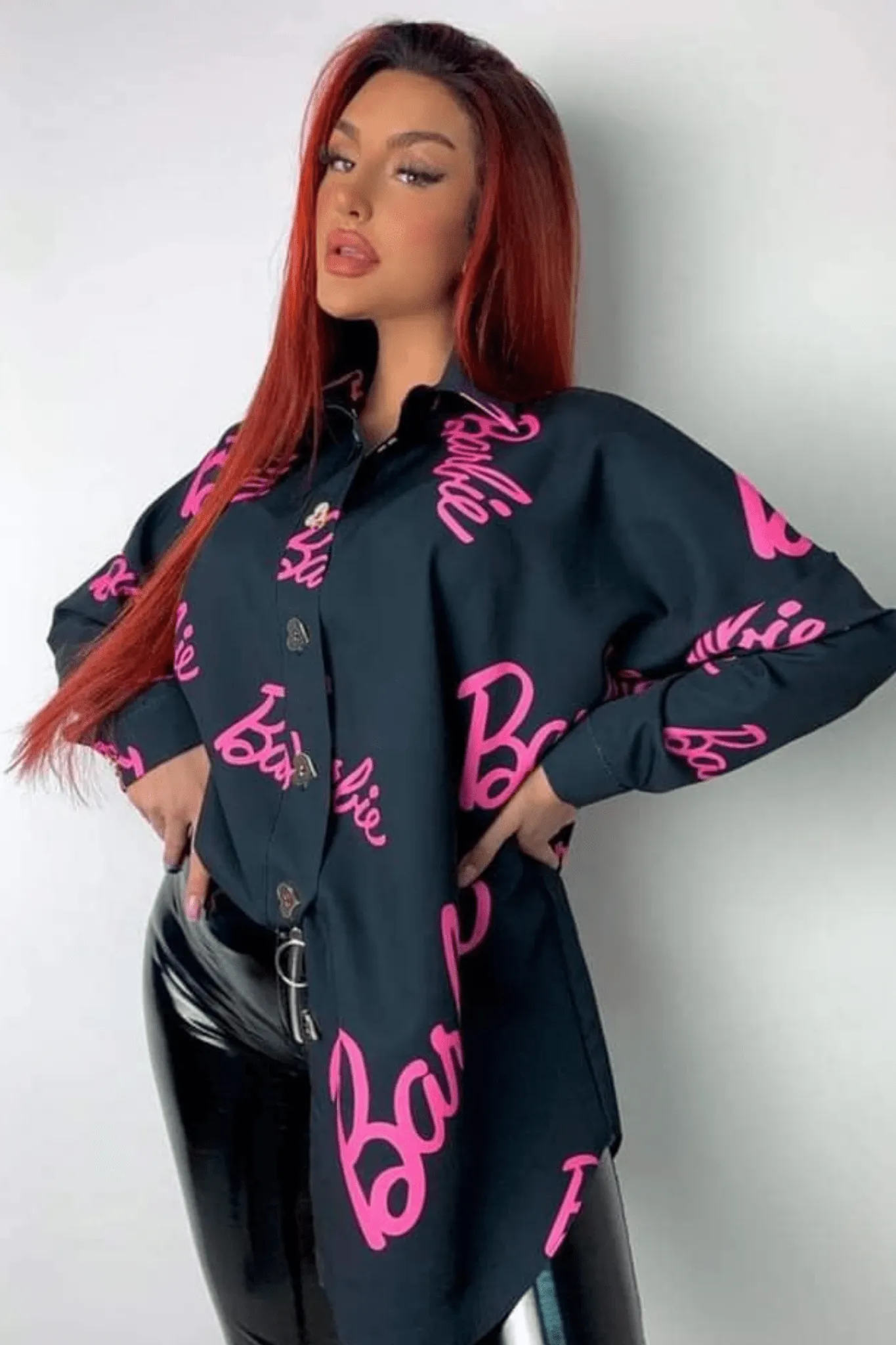 Camicia oversize nera scritta fucsia Barbie con bottoni decorativi a forma di cuore dorato