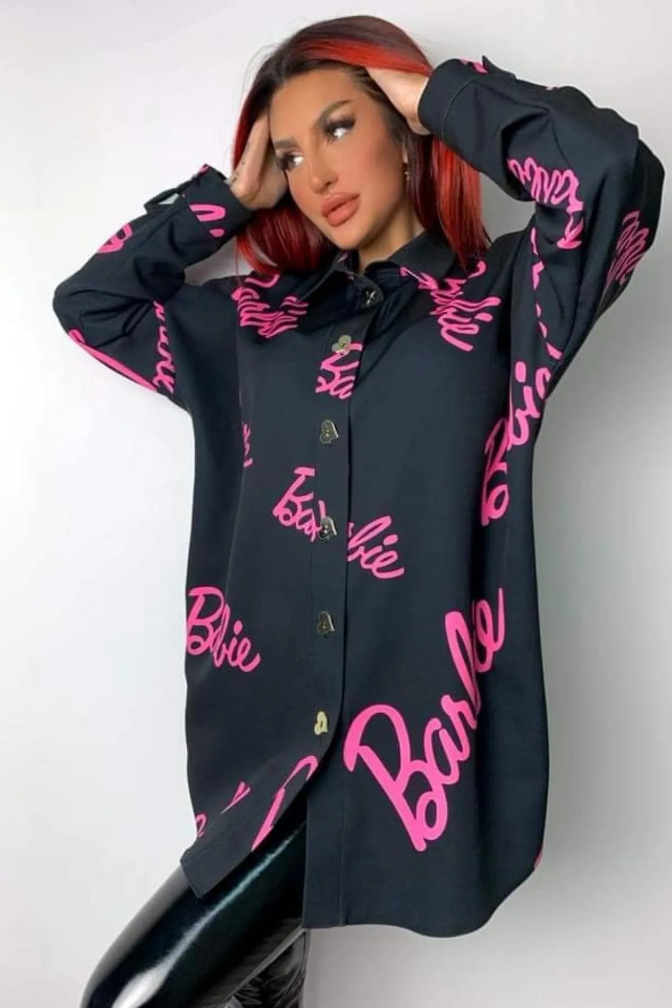 Camicia oversize nera scritta fucsia Barbie con bottoni decorativi a forma di cuore dorato