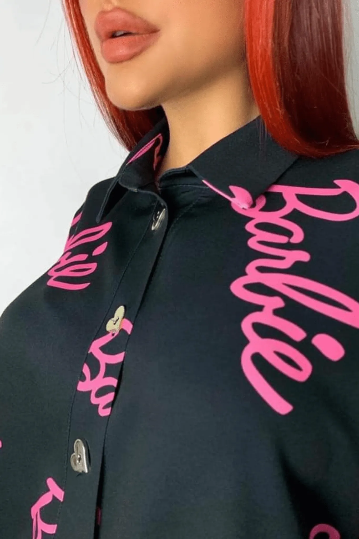 Camicia oversize nera scritta fucsia Barbie con bottoni decorativi a forma di cuore dorato