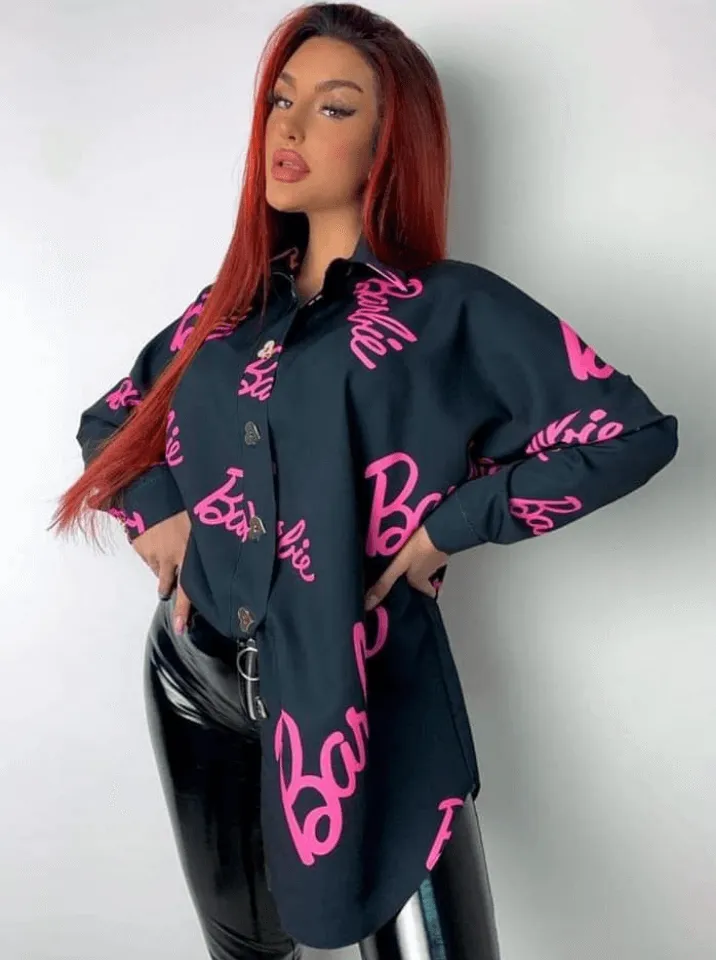 Camicia oversize nera scritta fucsia Barbie con bottoni decorativi a forma di cuore dorato