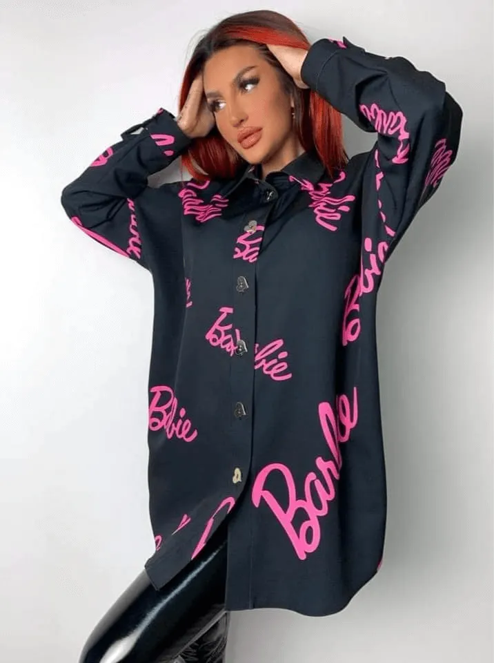 Camicia oversize nera scritta fucsia Barbie con bottoni decorativi a forma di cuore dorato