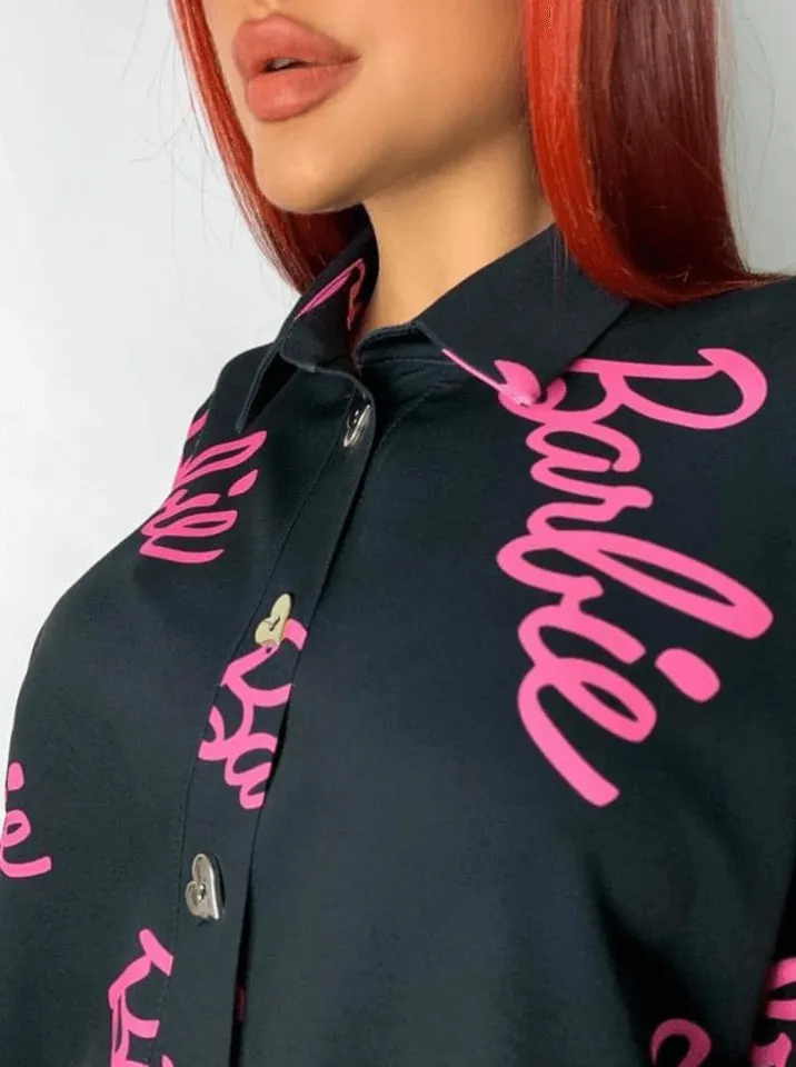Camicia oversize nera scritta fucsia Barbie con bottoni decorativi a forma di cuore dorato