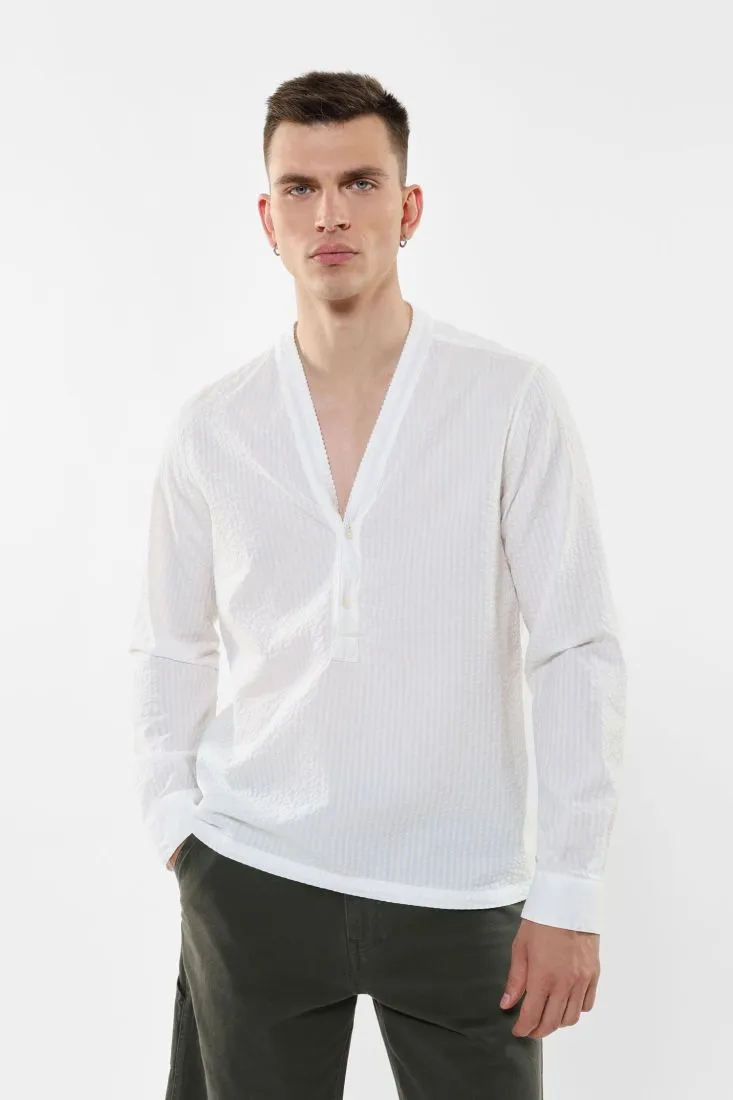 Camicia rigata in puro cotone con scollo a V