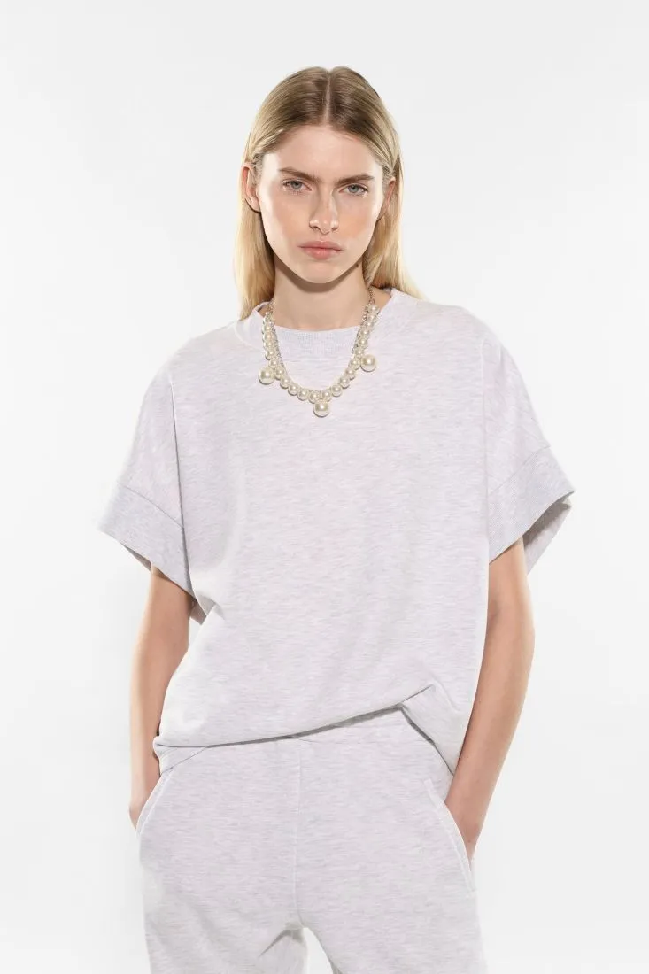Felpa oversize con collier di perle