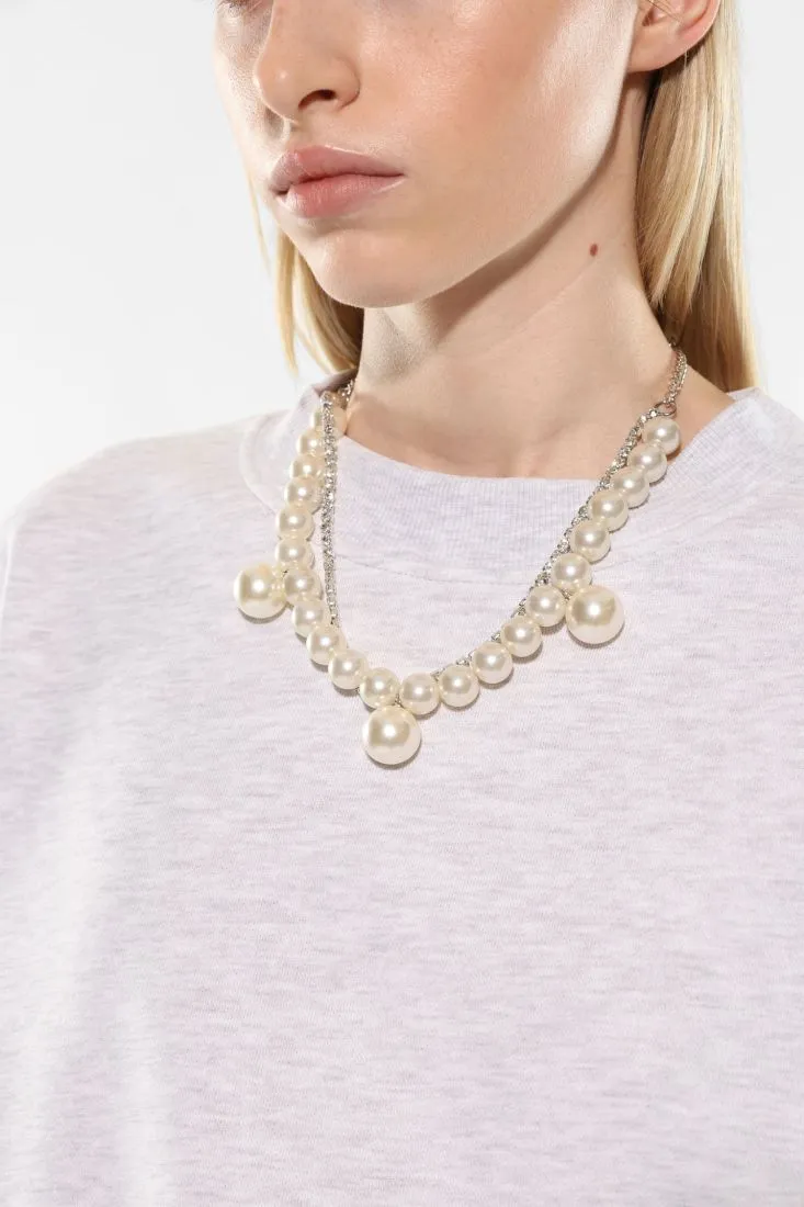 Felpa oversize con collier di perle
