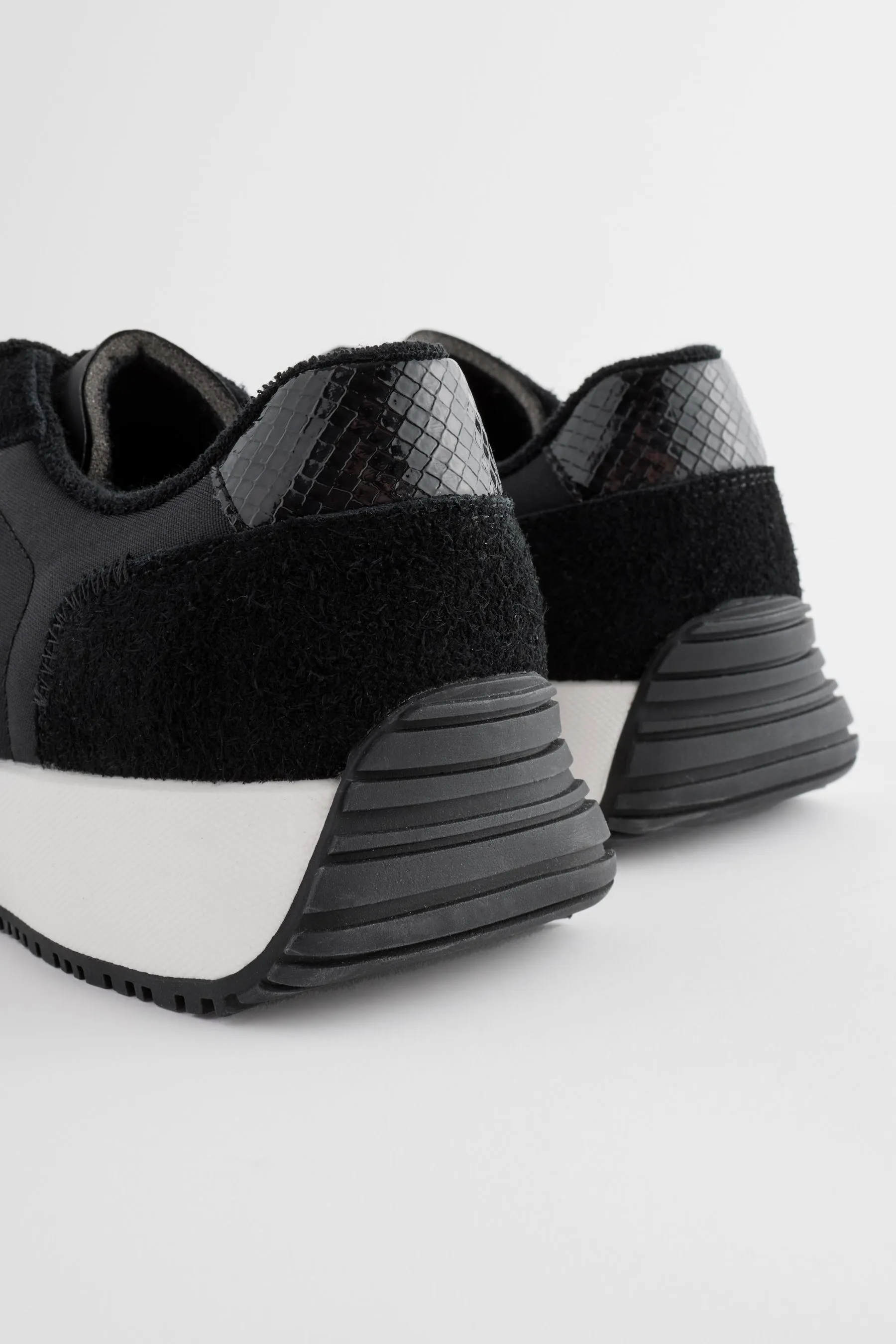 Forever Comfort® - Scarpe da ginnastica scamosciate con suola spessa e cuciture a vista    