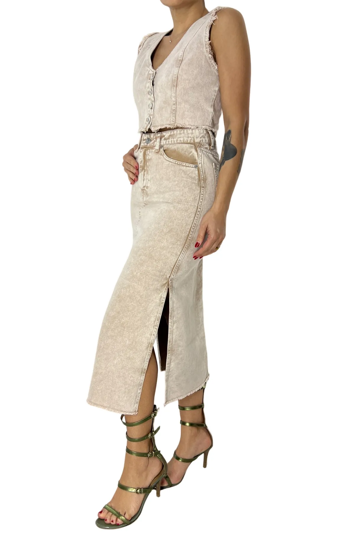Gilet donna in denim cropped chiusura frontale con bottoni scollo a V e retro a vogatore