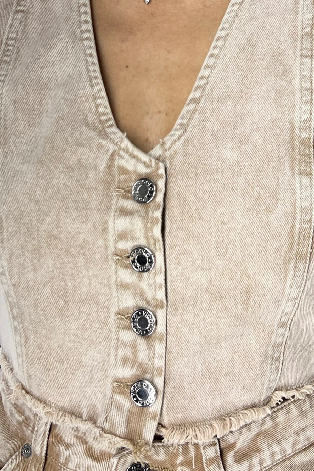 Gilet donna in denim cropped chiusura frontale con bottoni scollo a V e retro a vogatore