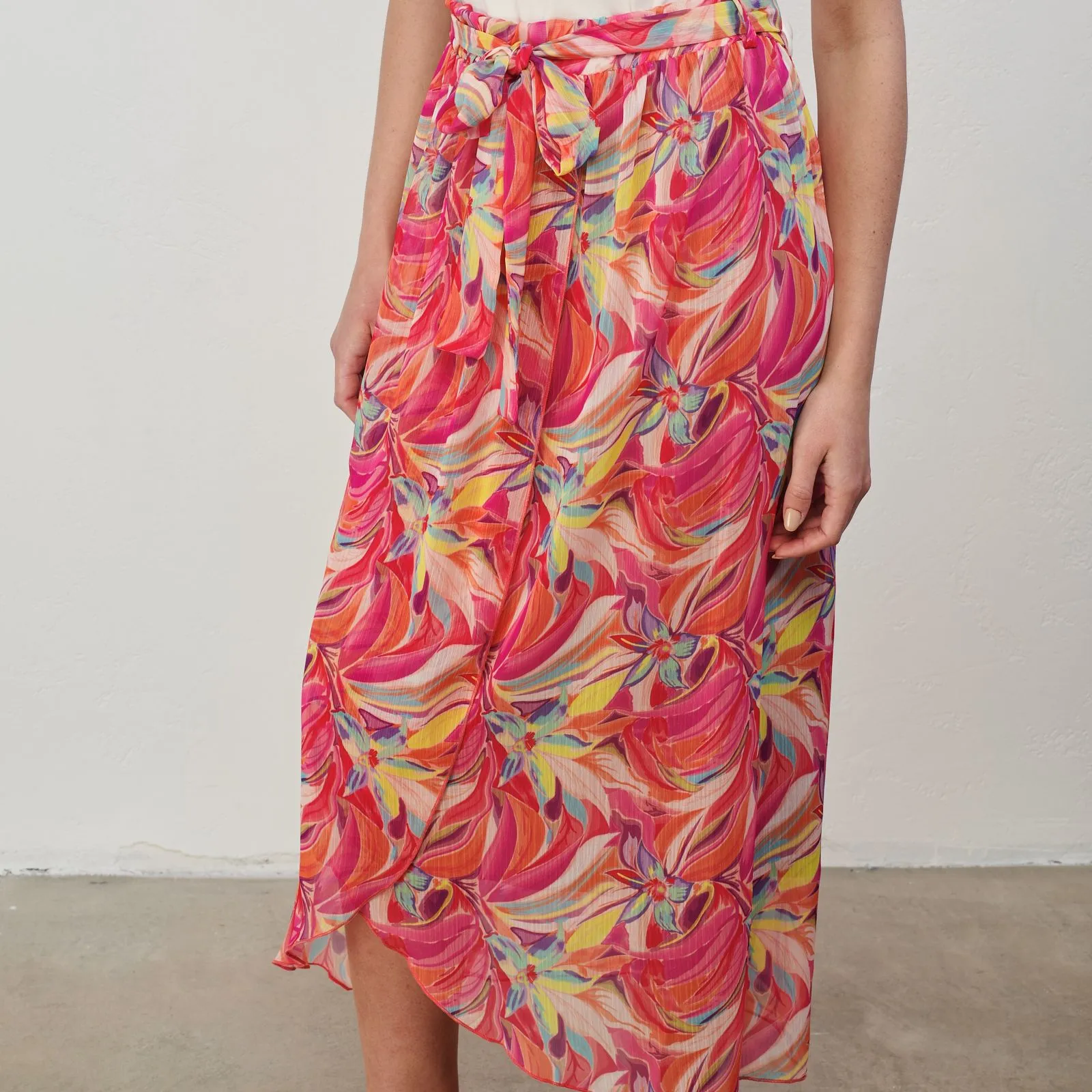 Gonna fucsia con stampa multicolor e spacco