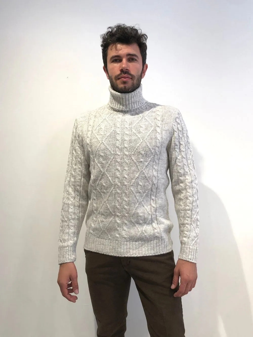 Maglione dolcevita trecce e rombi
