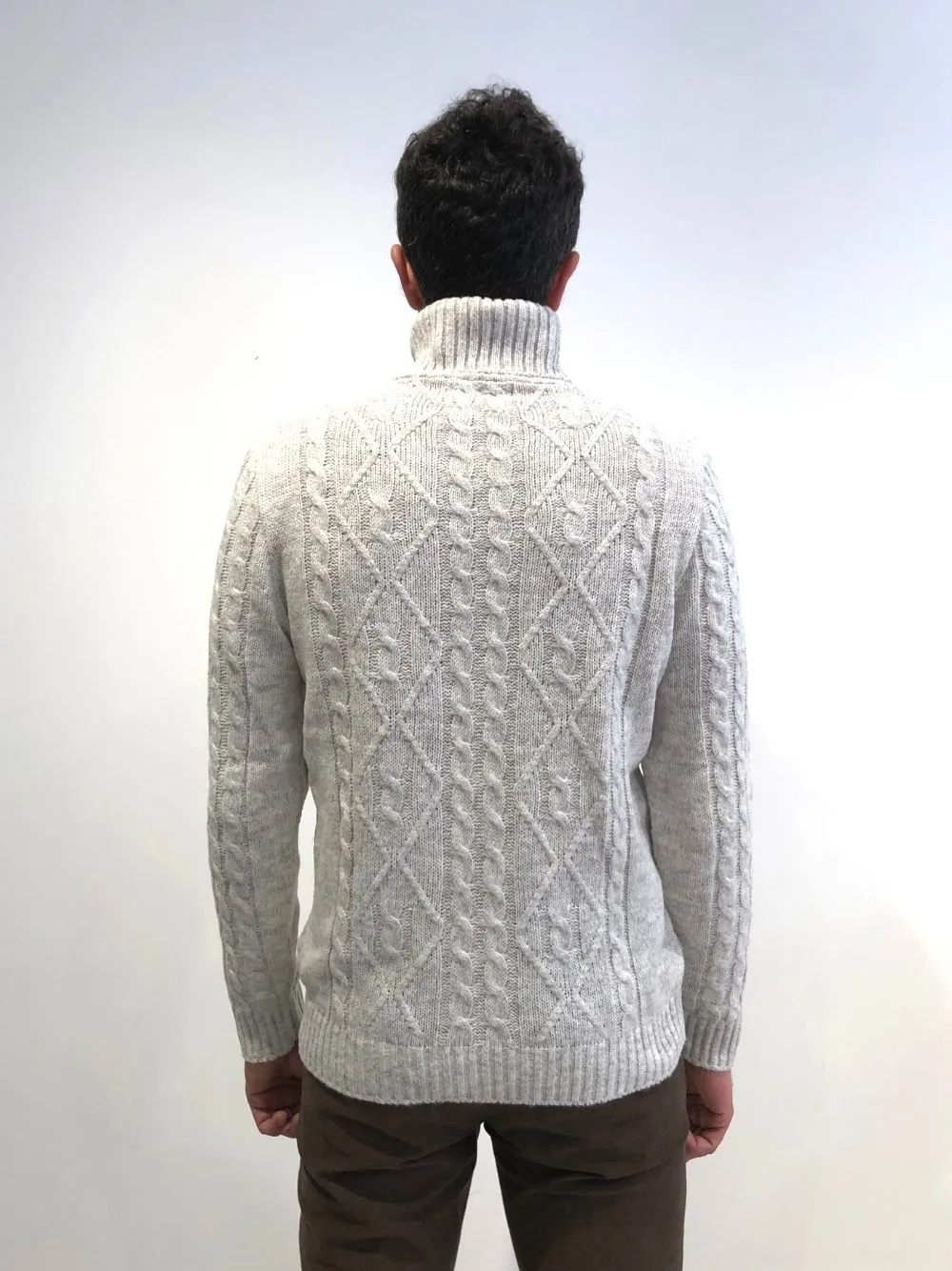 Maglione dolcevita trecce e rombi