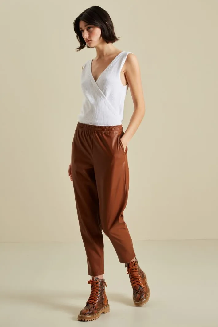 Pantaloni carrot in similpelle