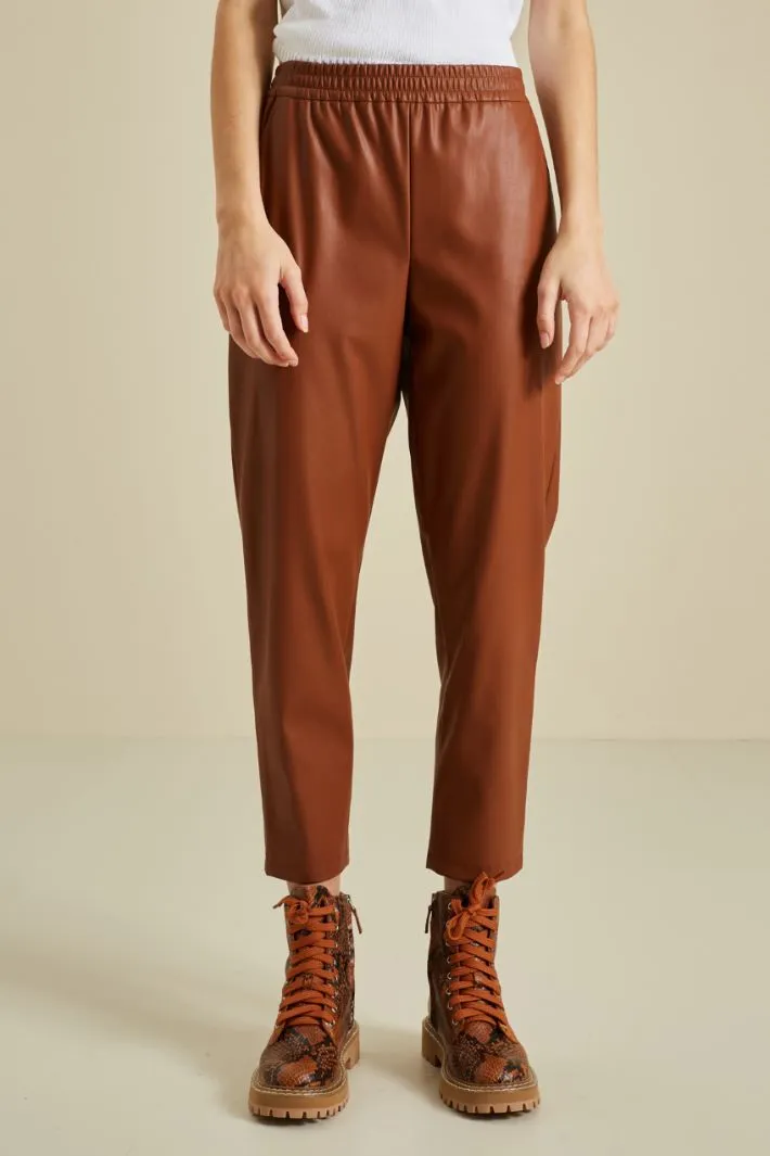 Pantaloni carrot in similpelle