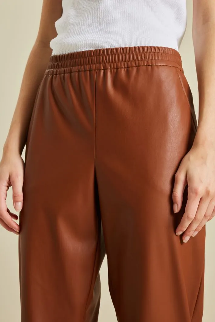 Pantaloni carrot in similpelle