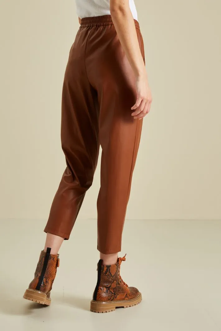 Pantaloni carrot in similpelle