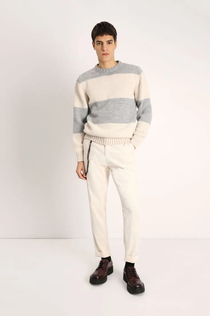 Pantaloni slim-fit a coste monocolour con catena