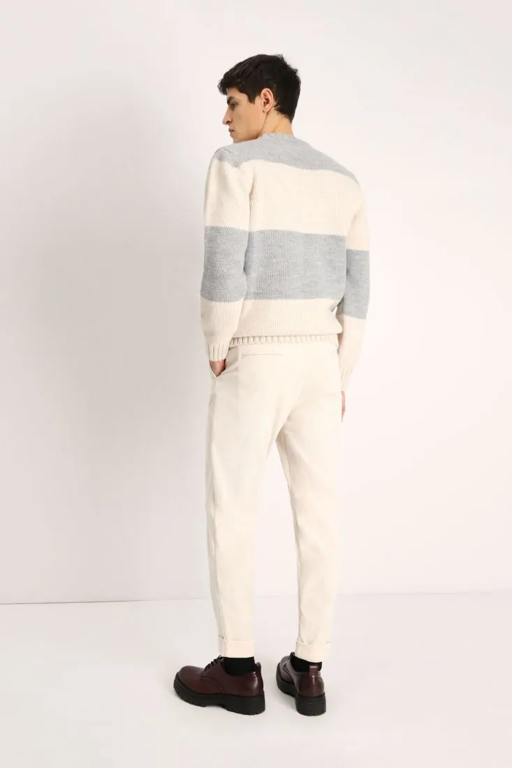 Pantaloni slim-fit a coste monocolour con catena
