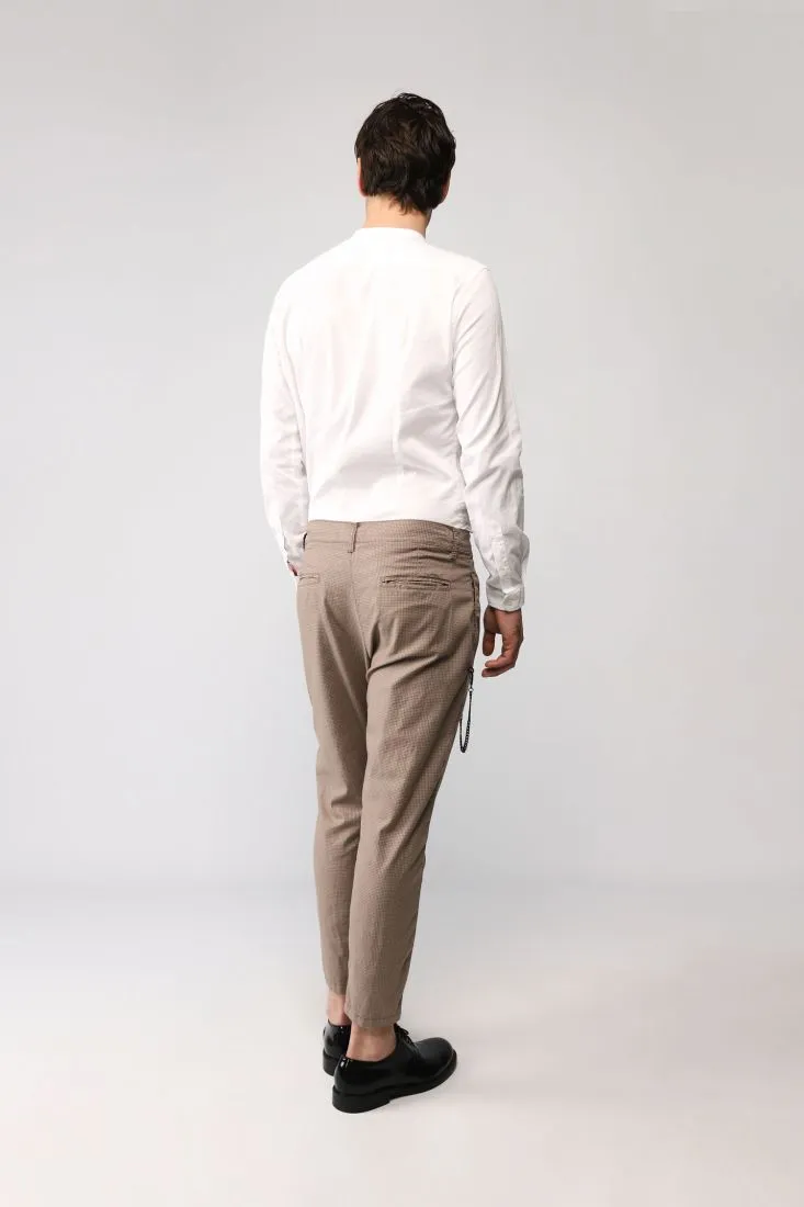 Pantaloni straight fantasia pied-de-poule con pinces e catena