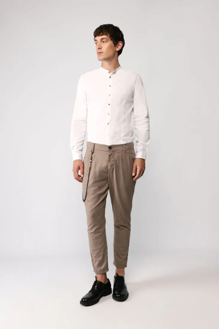 Pantaloni straight fantasia pied-de-poule con pinces e catena