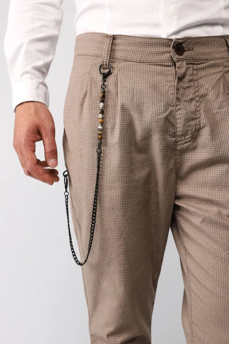 Pantaloni straight fantasia pied-de-poule con pinces e catena