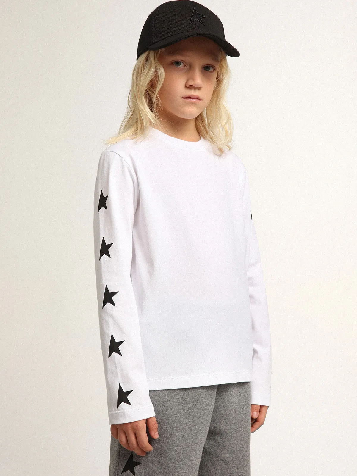 T-shirt bianca a maniche lunghe con stelle nere a contrasto