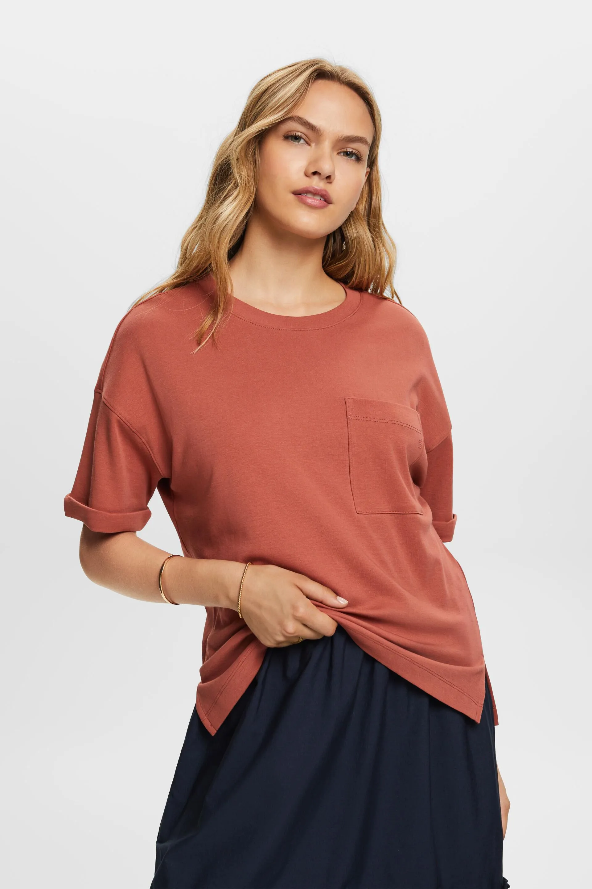 T-shirt oversize con tasca applicata
