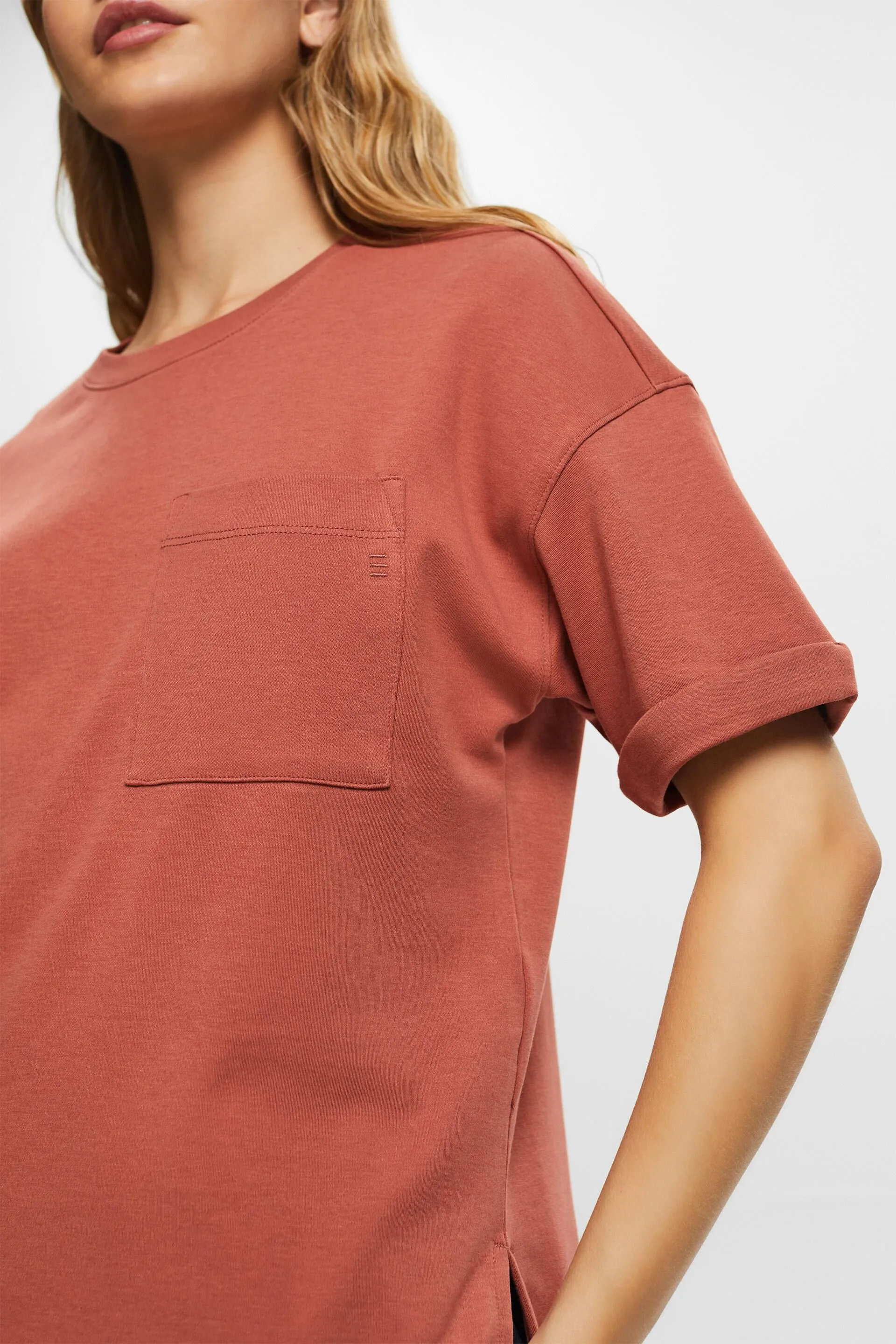 T-shirt oversize con tasca applicata