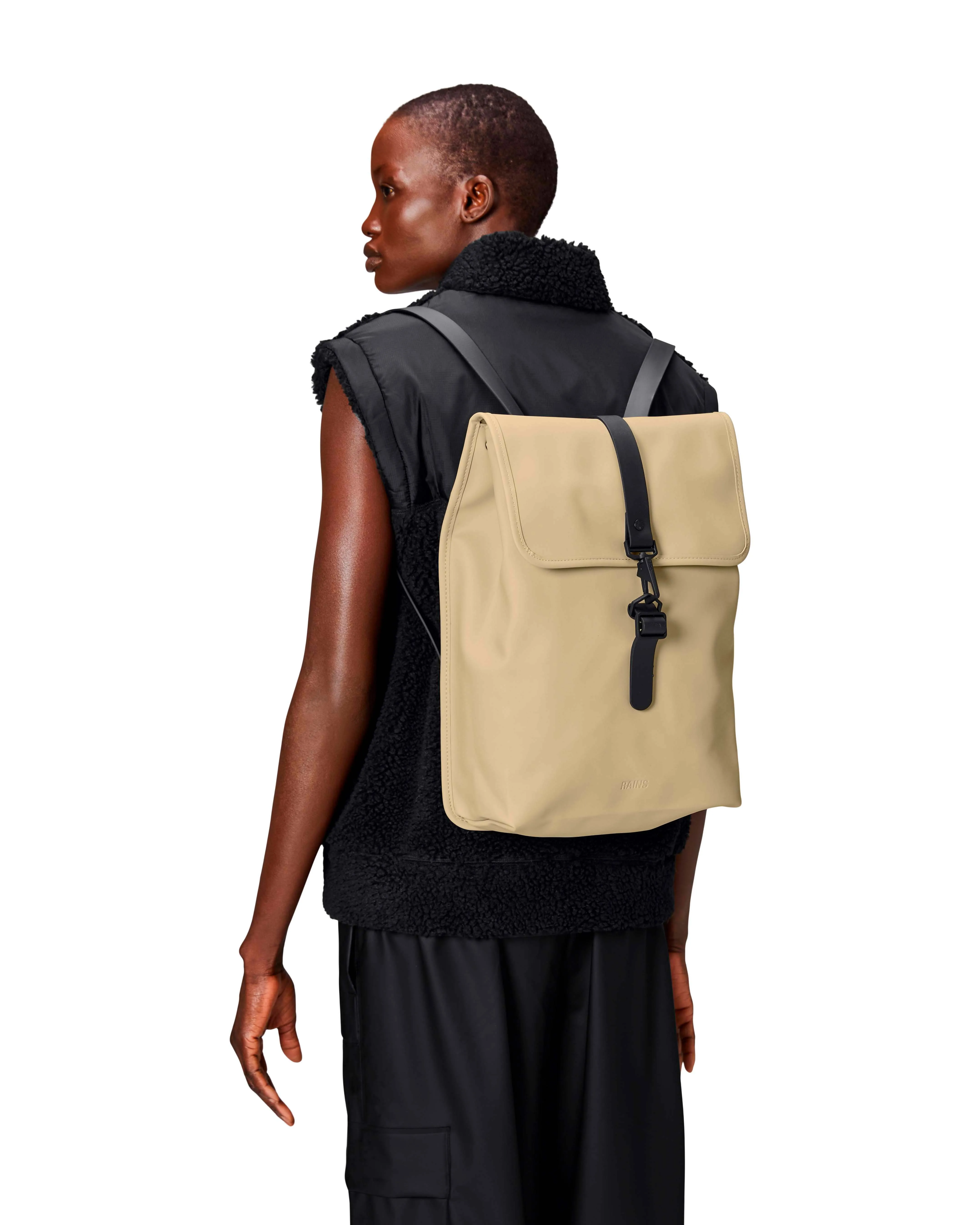Zaino Rucksack color cammello in tessuto impereabile effetto gommato con patta